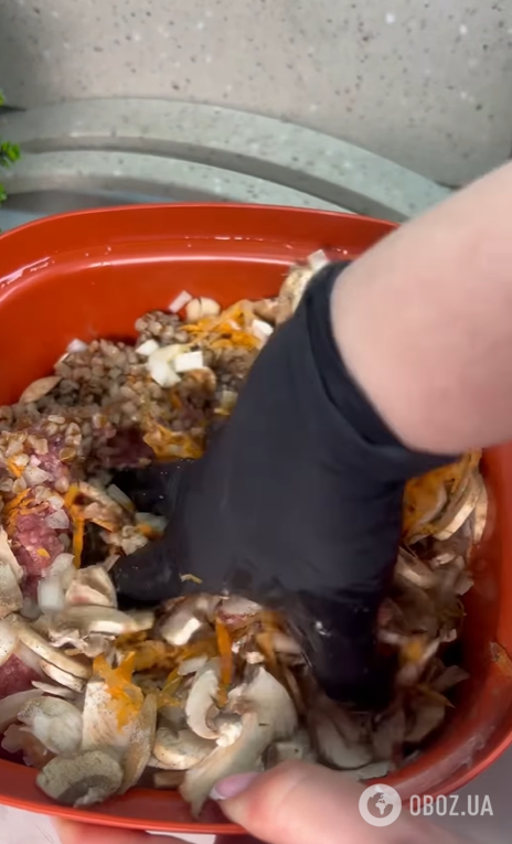 Соковиті домашні гречаники з грибним соусом: як приготувати