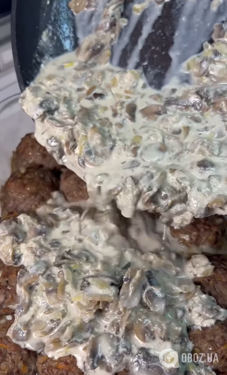 Соковиті домашні гречаники з грибним соусом: як приготувати