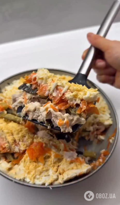 Ситний білковий салат без майонезу: з куркою, яйцями та овочами