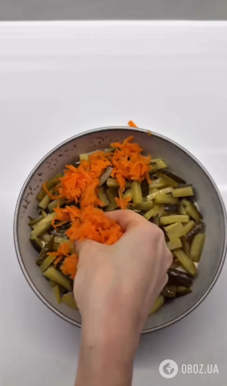 Ситний білковий салат без майонезу: з куркою, яйцями та овочами