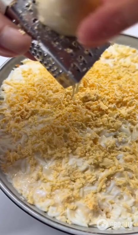 Ситний білковий салат без майонезу: з куркою, яйцями та овочами