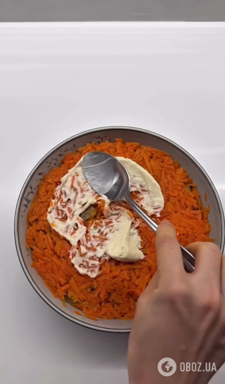 Ситний білковий салат без майонезу: з куркою, яйцями та овочами