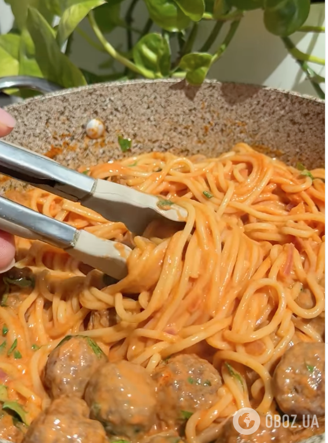 Сытные мясные митболы с пикантным соусом: рецепт блюда, которое вкуснее за котлеты и голубцы