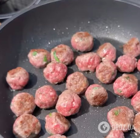 Сытные мясные митболы с пикантным соусом: рецепт блюда, которое вкуснее за котлеты и голубцы