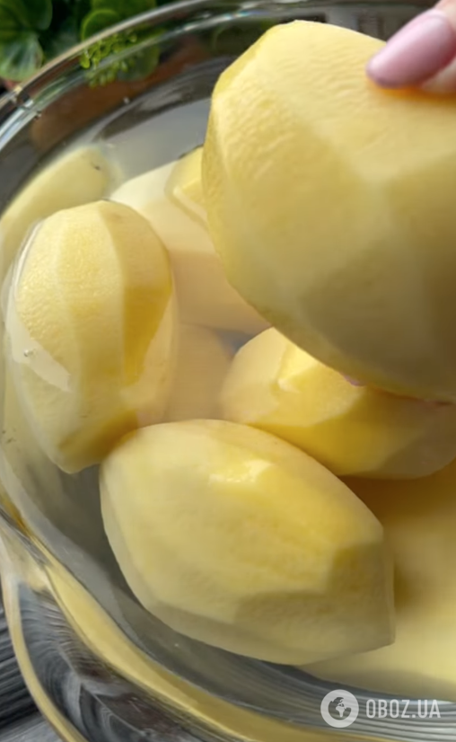 Як оригінально запекти картоплю зі смачною начинкою: найпростіший рецепт ситної страви