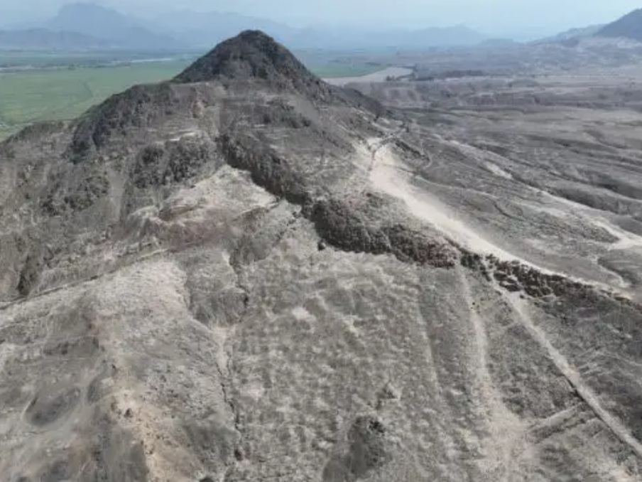 Археологи нашли 1000-летнюю священную дорогу и храм в Перу. Фото