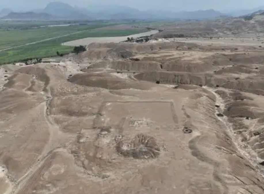 Археологи нашли 1000-летнюю священную дорогу и храм в Перу. Фото