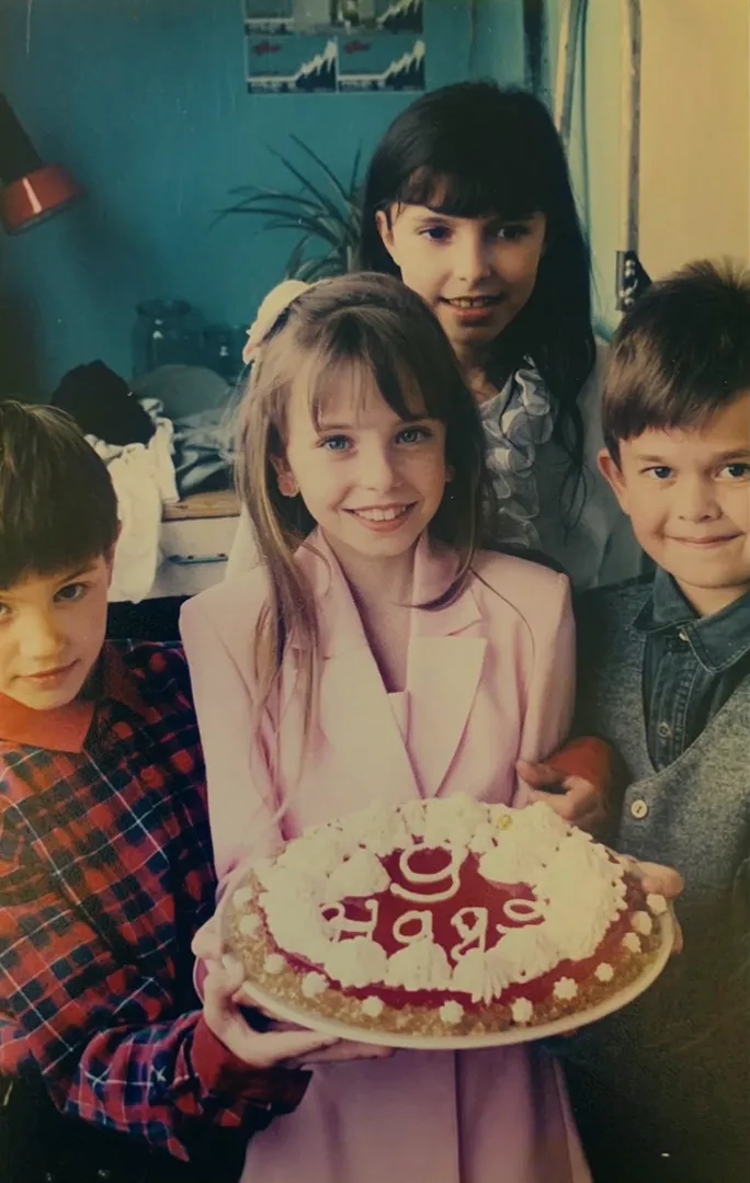 Виступала в нічних клубах з 12 років: Надя Дорофєєва показала фото та відео з дитинства, які майже ніхто не бачив