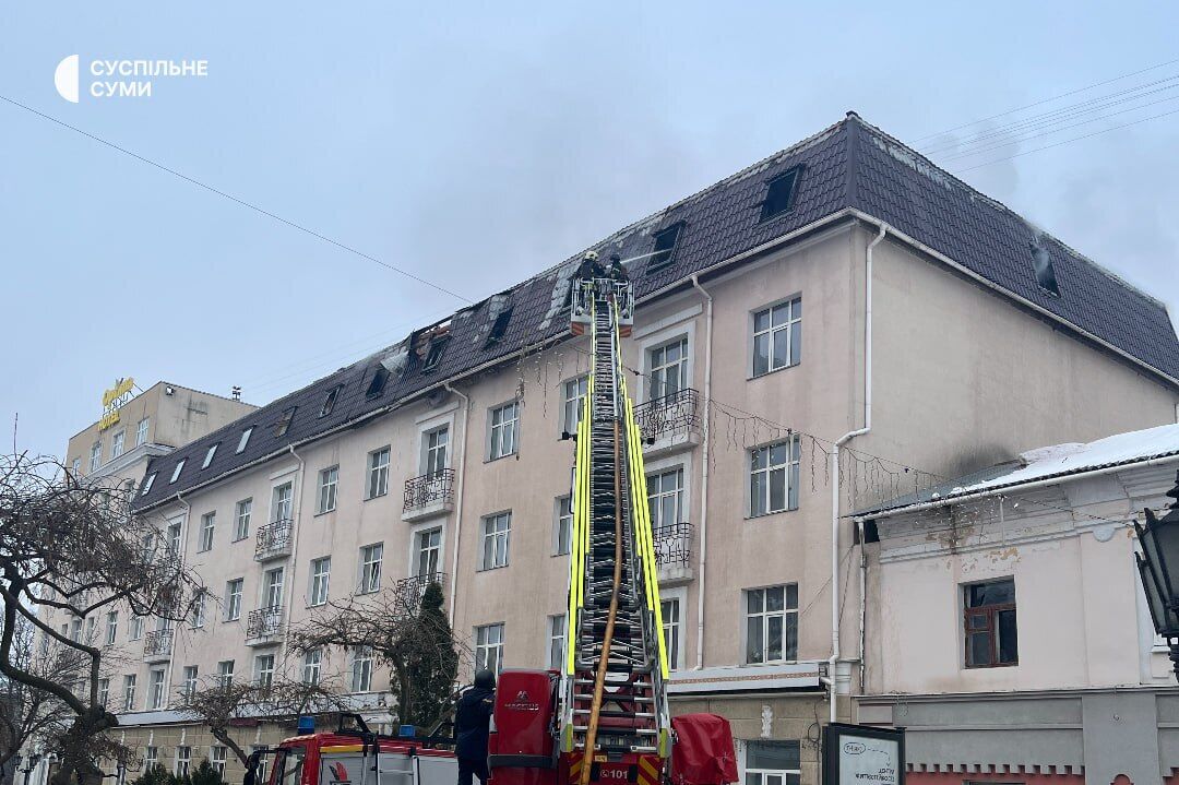 "Было два попадания": оккупанты нанесли удар по гостинице в Сумах, произошел мощный пожар. Фото и видео