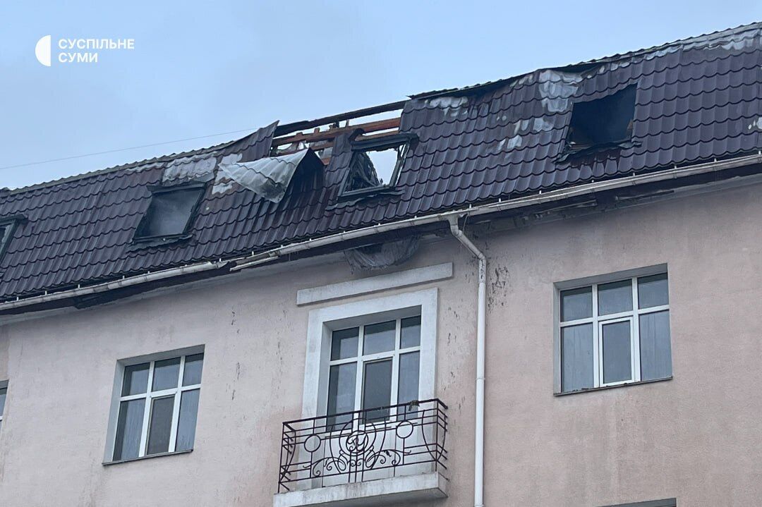 "Было два попадания": оккупанты нанесли удар по гостинице в Сумах, произошел мощный пожар. Фото и видео