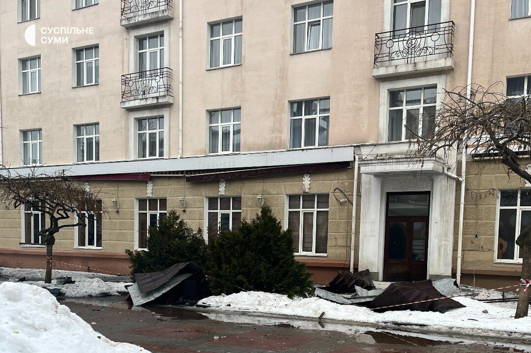 "Было два попадания": оккупанты нанесли удар по гостинице в Сумах, произошел мощный пожар. Фото и видео