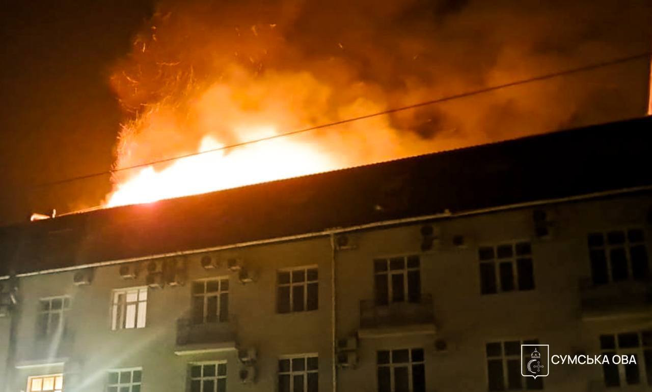 "Было два попадания": оккупанты нанесли удар по гостинице в Сумах, произошел мощный пожар. Фото и видео
