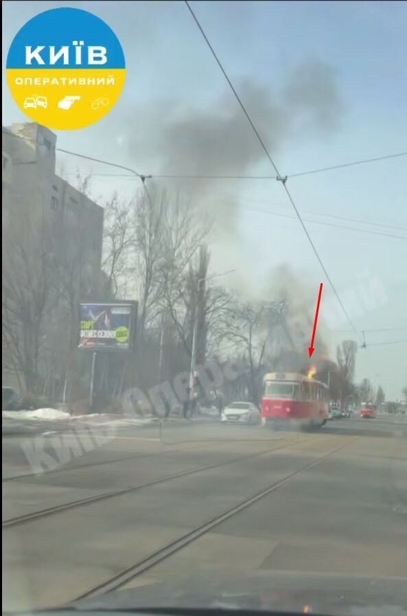 В Киеве во время движения загорелся трамвай. Все подробности, фото и видео
