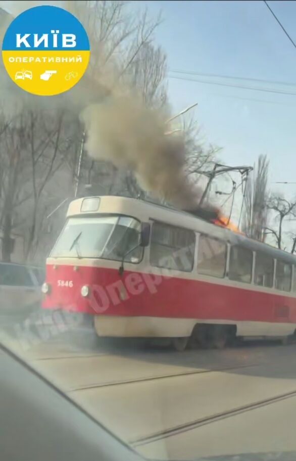 В Киеве во время движения загорелся трамвай. Все подробности, фото и видео