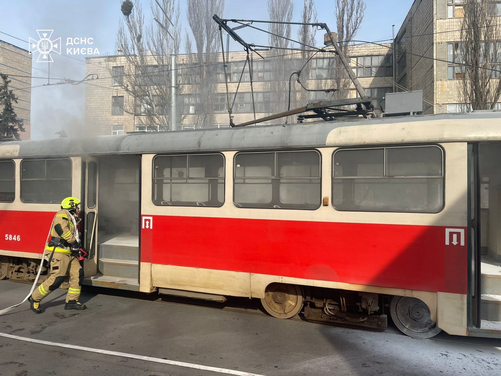 В Киеве во время движения загорелся трамвай. Все подробности, фото и видео