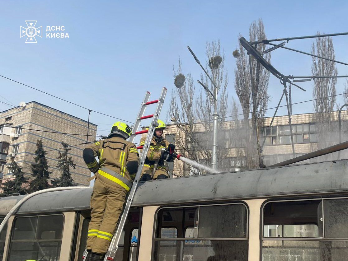 В Киеве во время движения загорелся трамвай. Все подробности, фото и видео