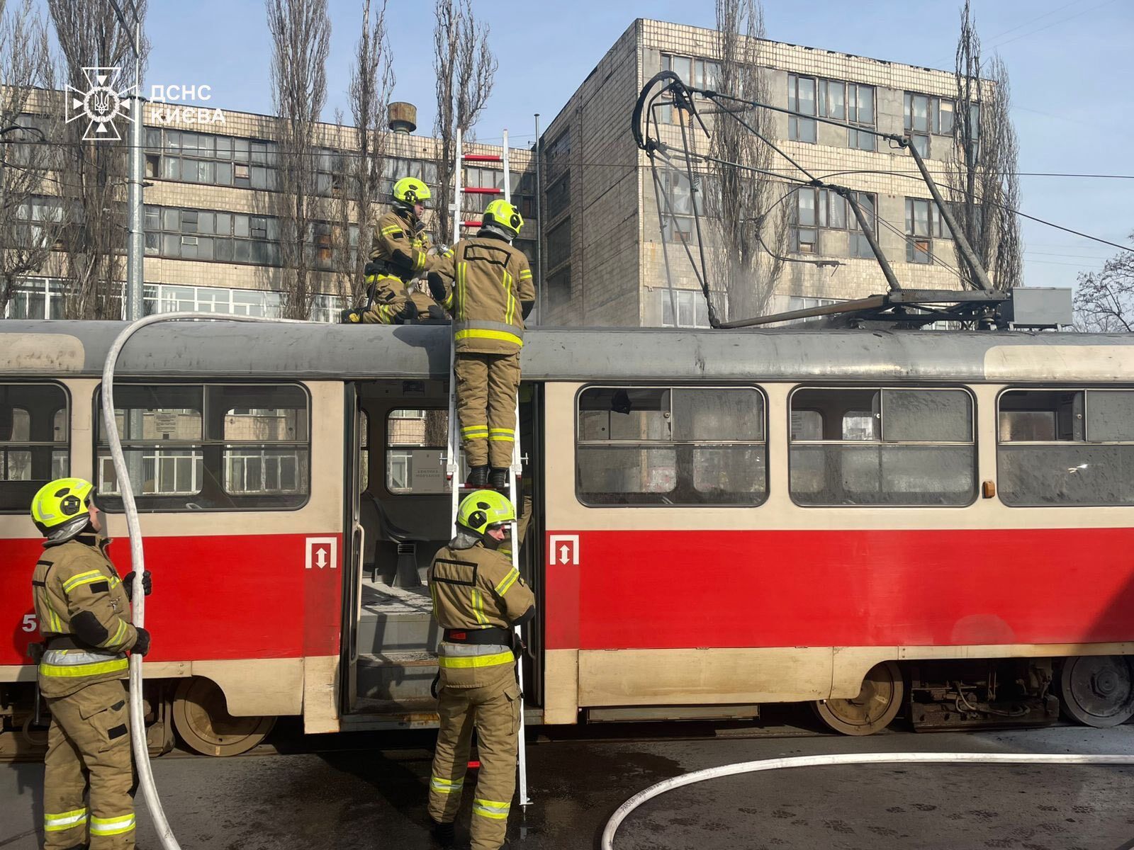 В Киеве во время движения загорелся трамвай. Все подробности, фото и видео