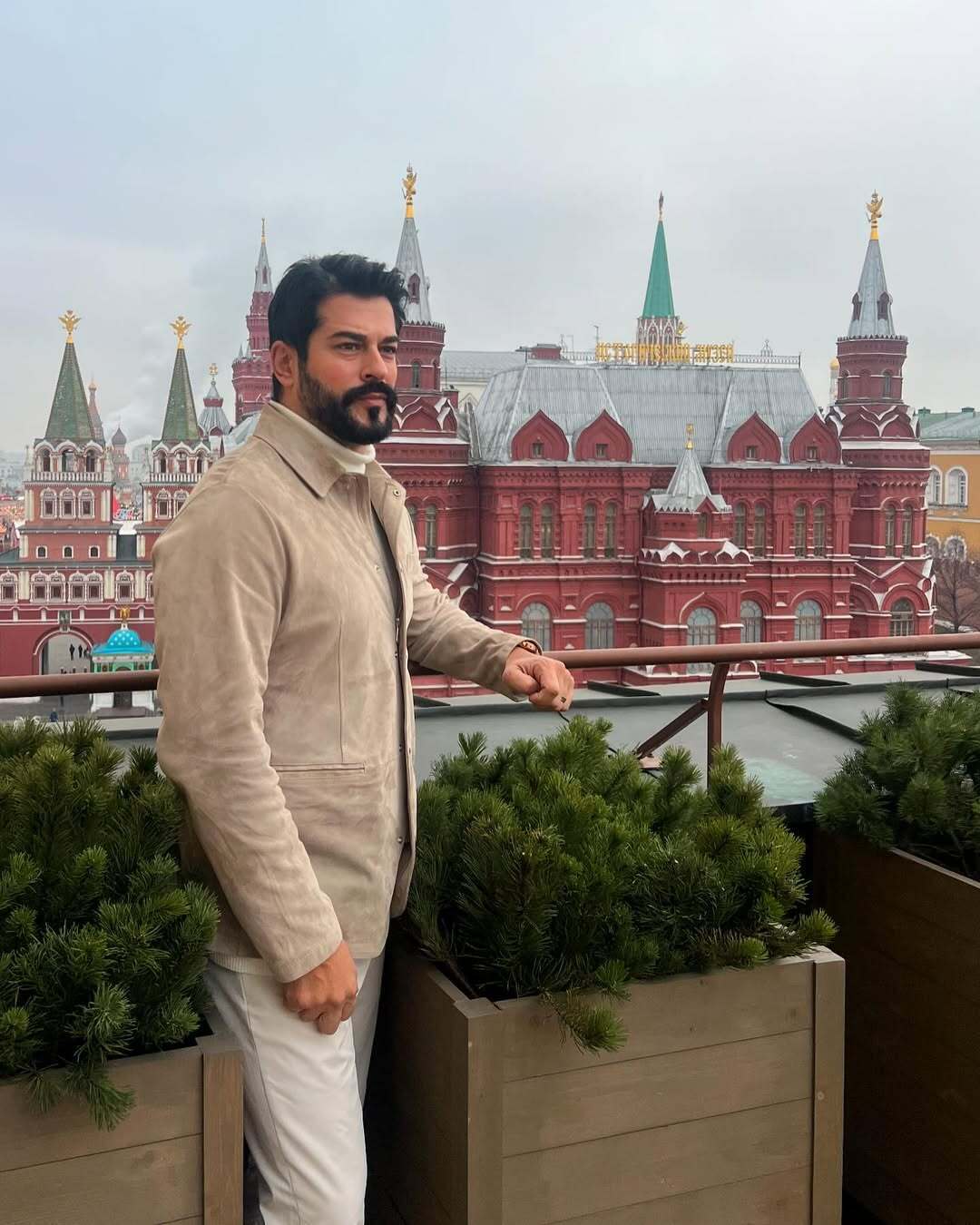 Балибей из "Великолепного века" появился на шоу путиниста Малахова и подготовил россиянкам "подарок" на 8 марта