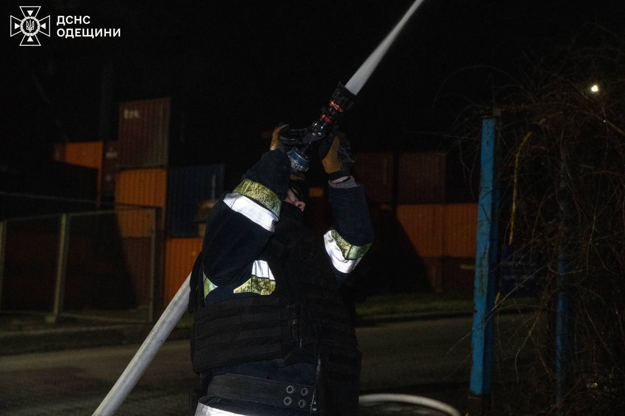 Окупанти атакували цивільну та портову інфраструктуру Одещини: є постраждалі. Фото і відео