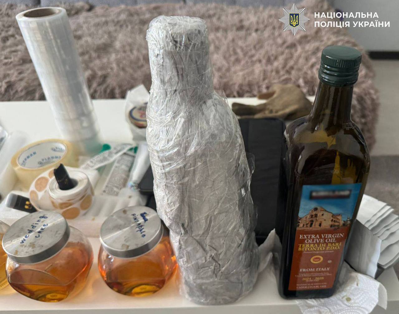 Ввозили наркотики до України під виглядом оливкової олії: поліцейські Києва викрили двох "бізнесменів". Фото