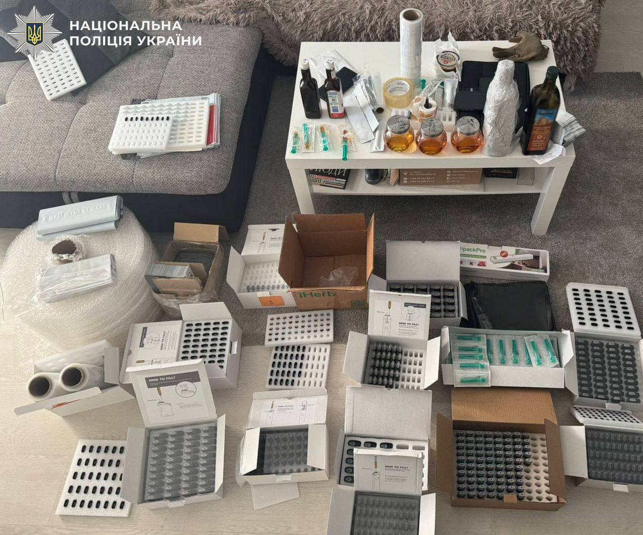 Ввозили наркотики до України під виглядом оливкової олії: поліцейські Києва викрили двох "бізнесменів". Фото