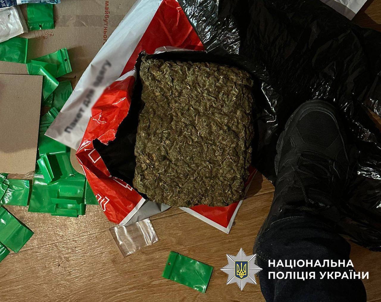 Ввозили наркотики до України під виглядом оливкової олії: поліцейські Києва викрили двох "бізнесменів". Фото