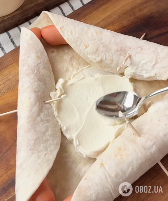 Хачапури-пицца из лаваша, с сыром и желтком за 5 минут: самый простой рецепт сытного блюда