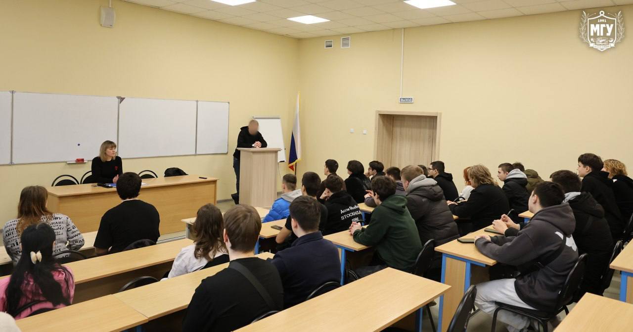 Пропонують контракти:  окупанти у Маріуполі вербують студентів до армії. Фото