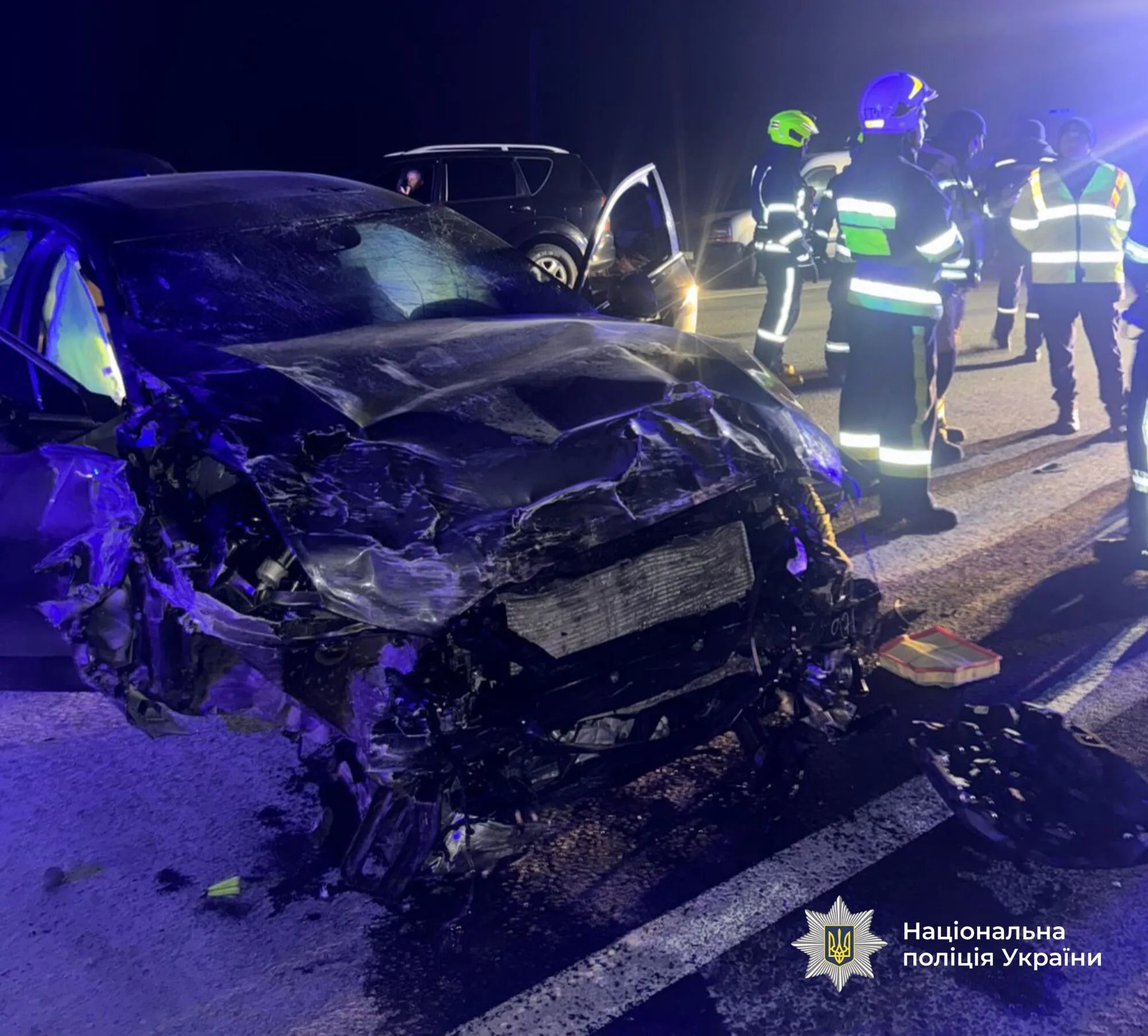 У селі на Прикарпатті сталася автотроща за участі чотирьох авто: загинули жінка і дитина. Фото