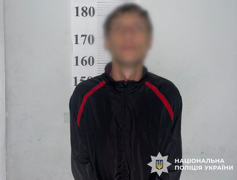 У Києві чоловік вдарив підприємця ножем в голову через відмову покликали його знайому. Подробиці та фото