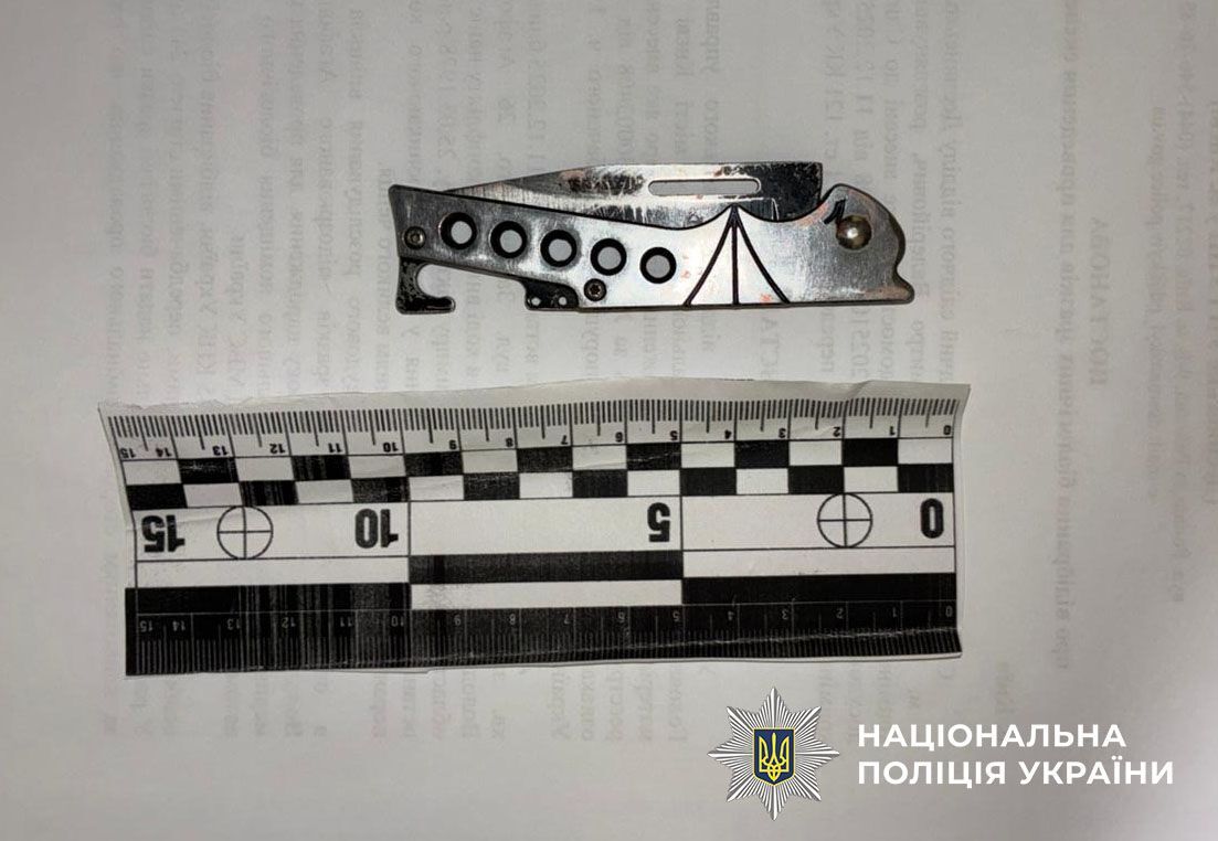 У Києві чоловік вдарив підприємця ножем в голову через відмову покликали його знайому. Подробиці та фото