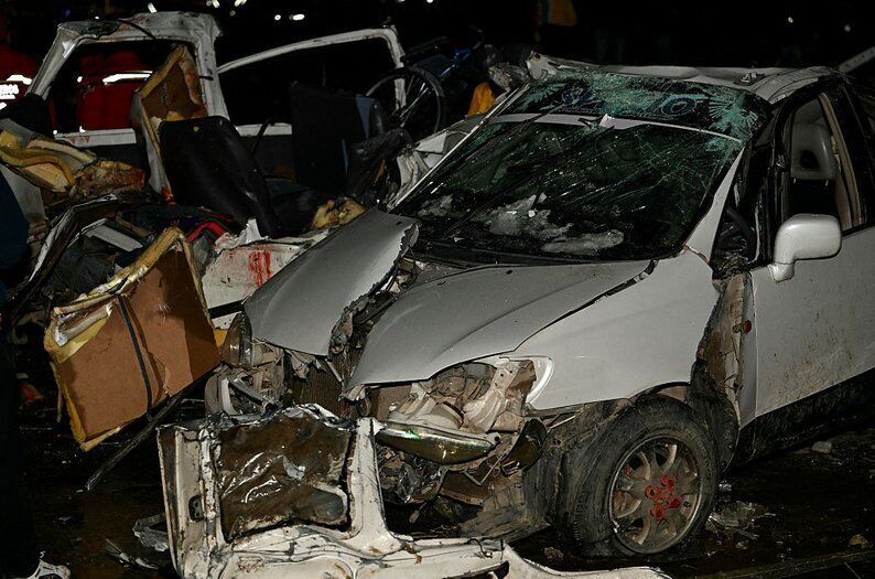 У Болівії розбився літак, який перевозив гроші, загинули 15 людей: очевидці кинулися збирати вцілілі купюри. Відео