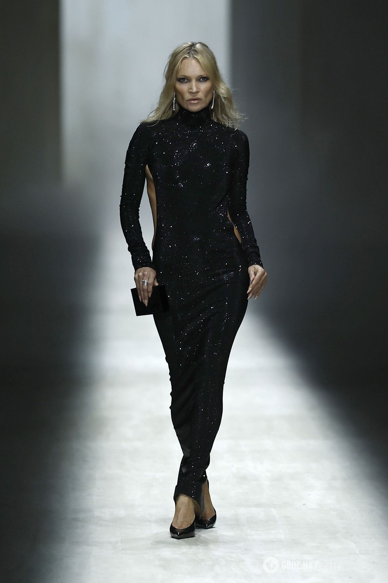 52-річна Кейт Мосс приголомшила публіку відвертим образом на Тижні моди в Мілані: супермодель одягла сукню з вирізом на спині нижче стегон