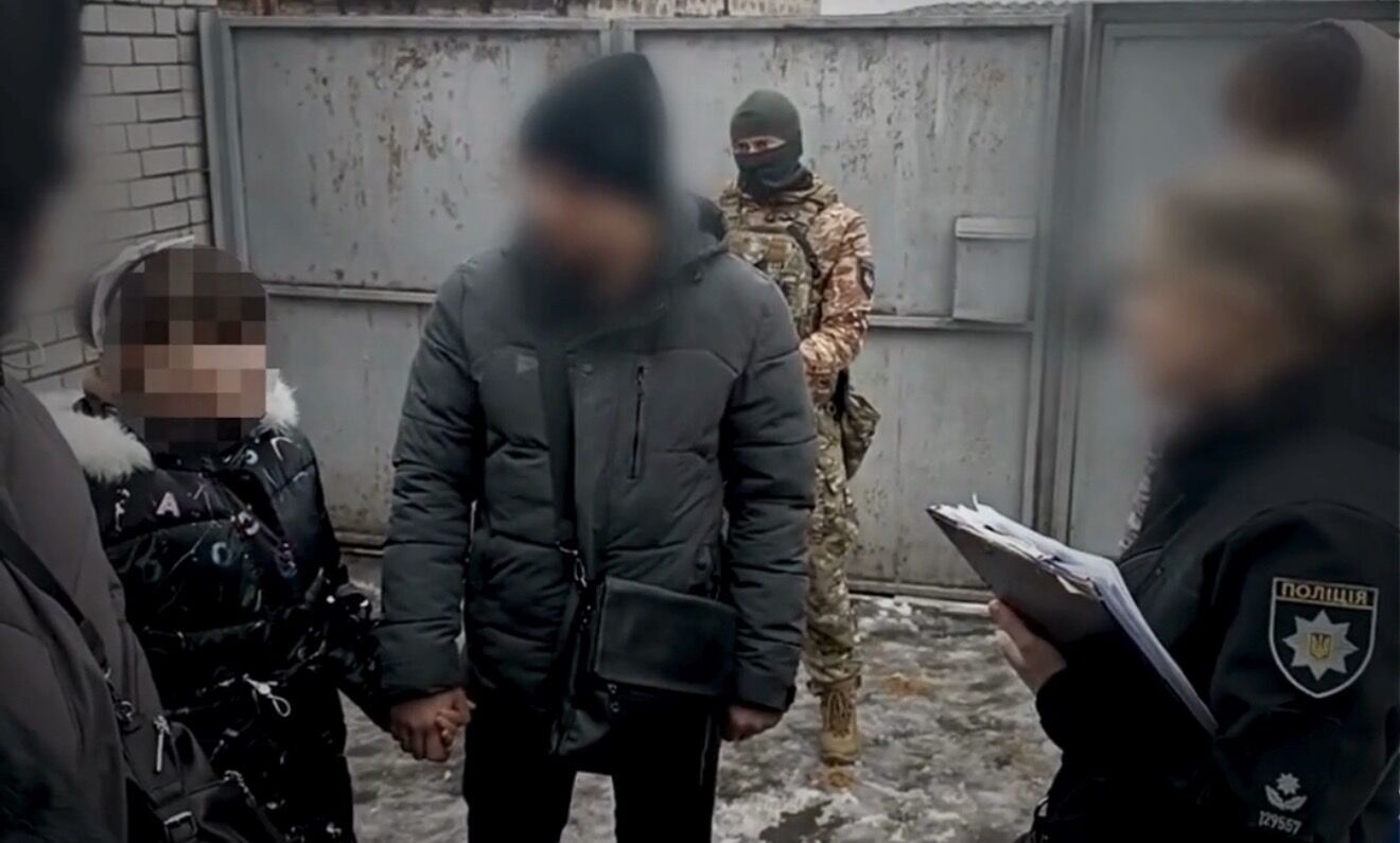 Оставляли без еды и заставляли ходить по камням до крови: в Днепре родителей-воспитателей уличили в издевательстве над детьми