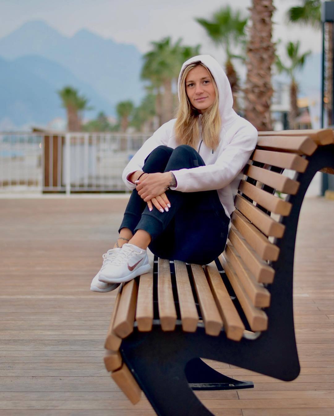 ЧС із легкої атлетики було зупинено через важку травму знаменитої української стрибунки у висоту. Відео