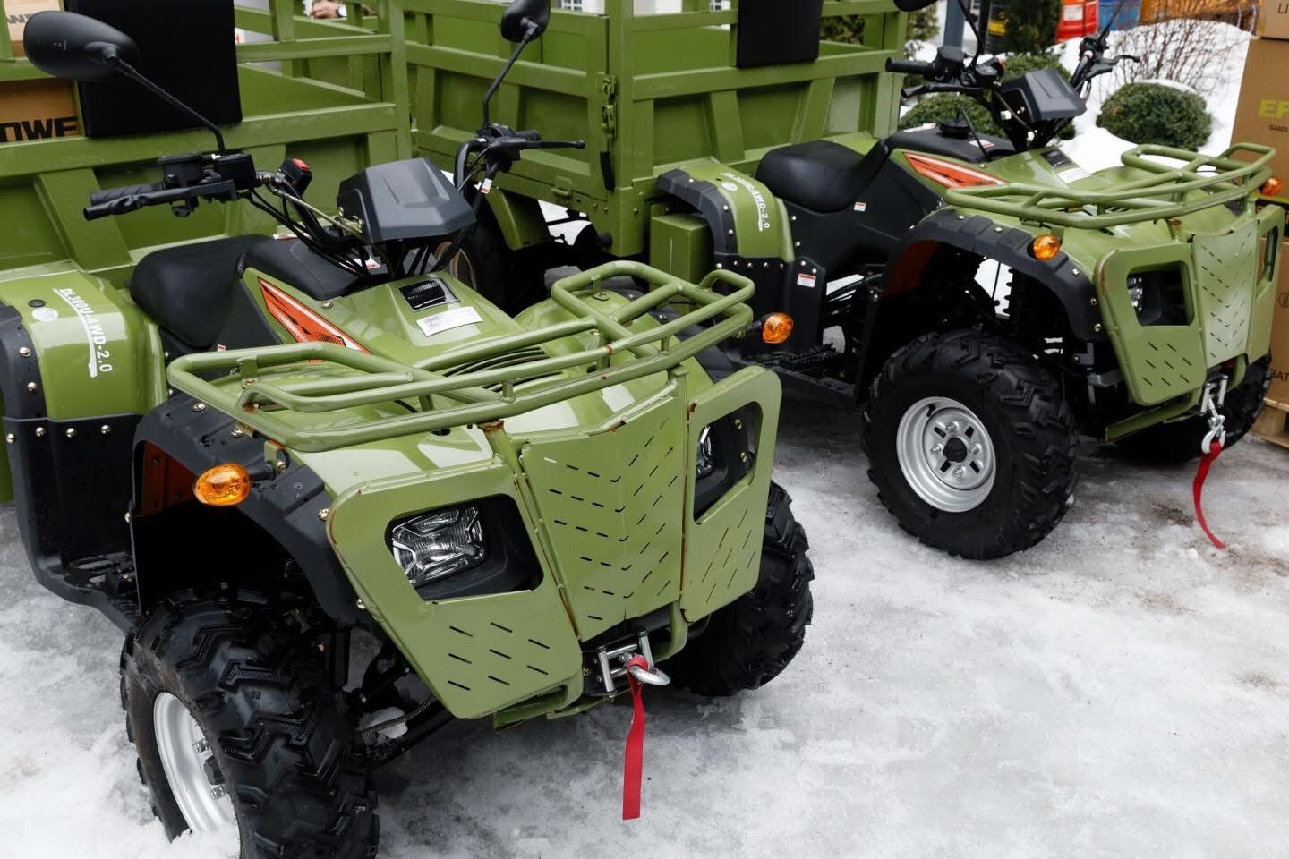 Квадроцикли, генератори та зарядні станції: Порошенко передав техніку оборонцям на Сумщині