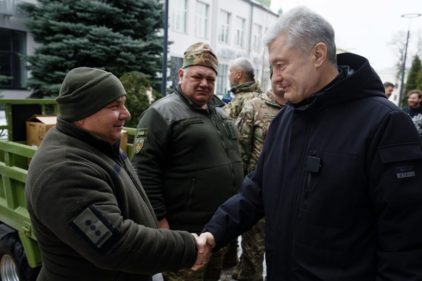 Квадроцикли, генератори та зарядні станції: Порошенко передав техніку оборонцям на Сумщині