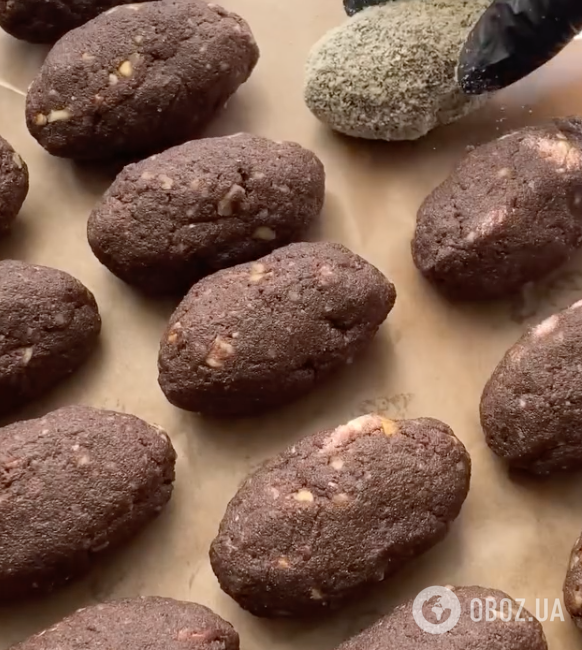 Домашні тістечка "Картопля" з бісквіта, з ніжним кремом і горіхами: ділимося рецептом