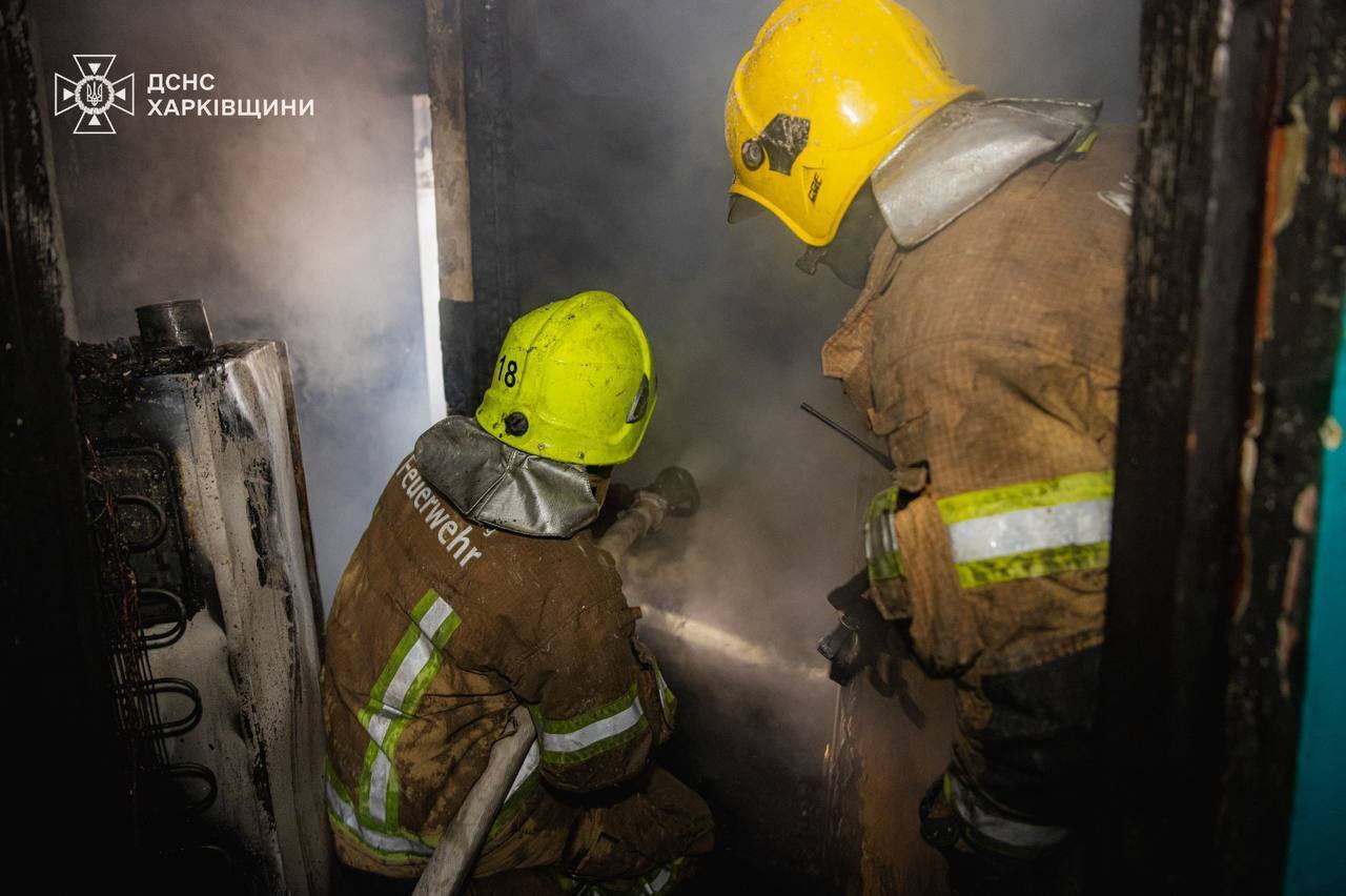 В Харькове вражеский дрон попал в многоэтажку: горели квартиры, есть пострадавшие. Фото и видео