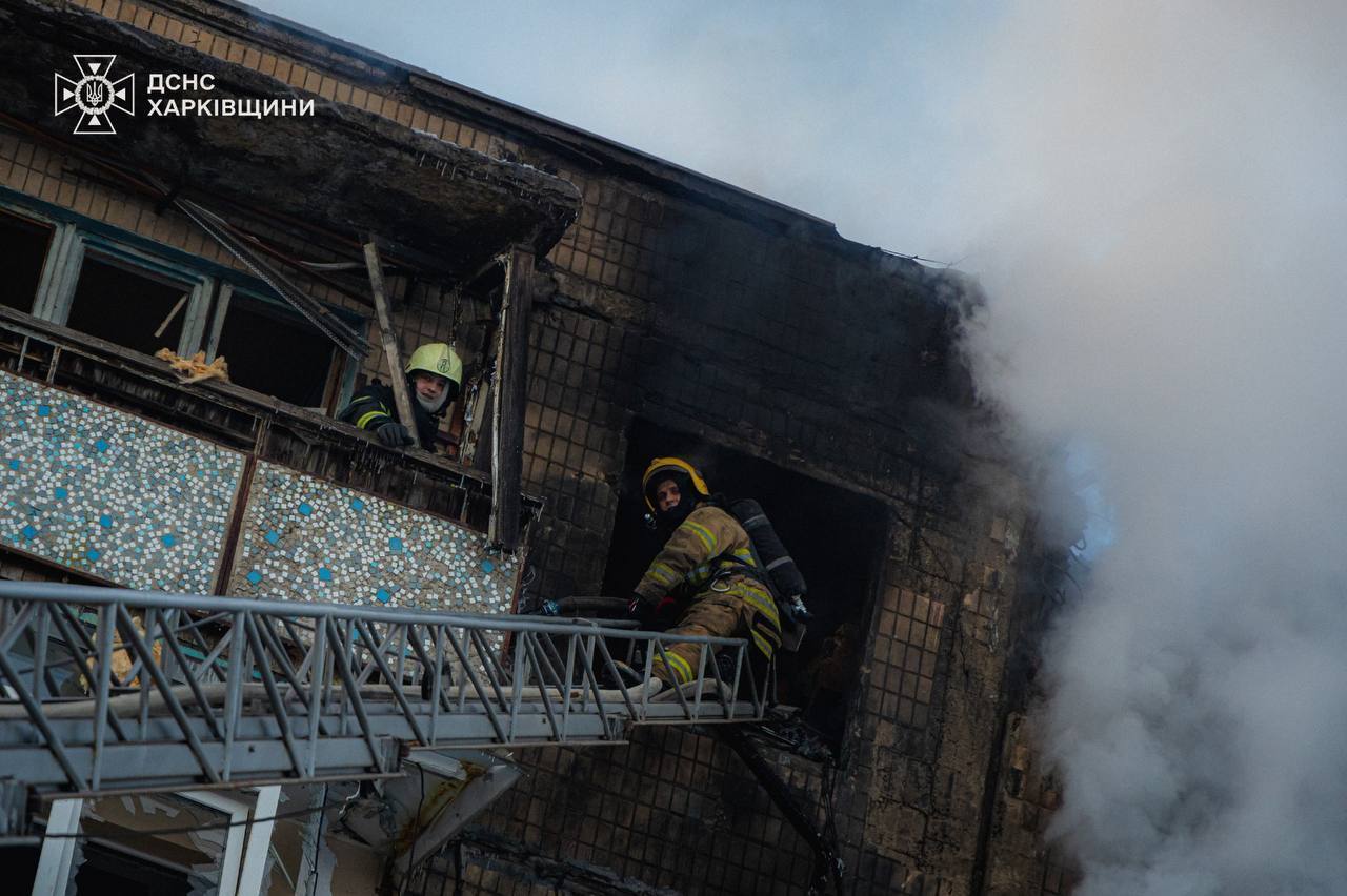 В Харькове вражеский дрон попал в многоэтажку: горели квартиры, есть пострадавшие. Фото и видео