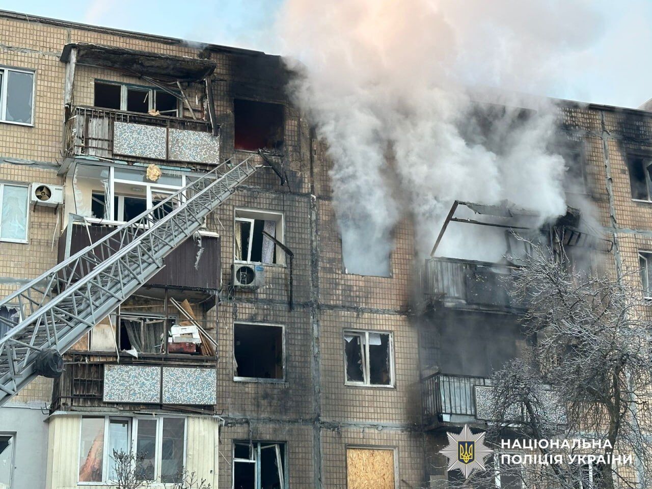 У Харкові ворожий дрон влучив у багатоповерхівку: горять квартири, є постраждалі. Відео