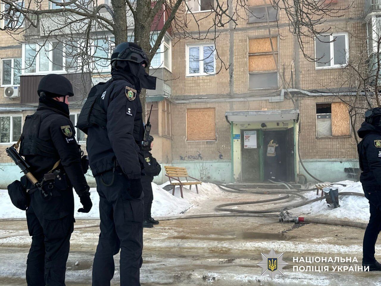 У Харкові ворожий дрон влучив у багатоповерхівку: горять квартири, є постраждалі. Відео