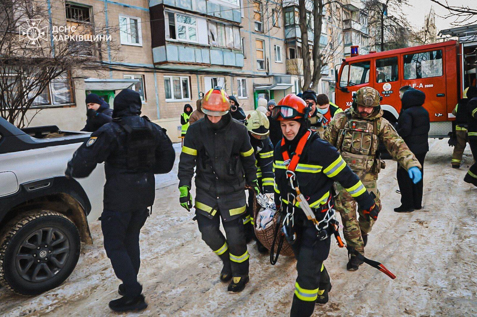 У Харкові ворожий дрон влучив у багатоповерхівку: горять квартири, є постраждалі. Відео