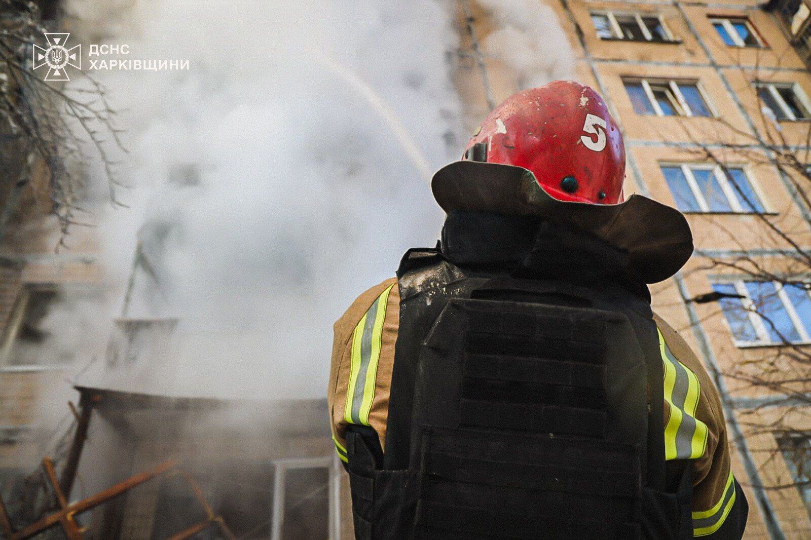 У Харкові ворожий дрон влучив у багатоповерхівку: горять квартири, є постраждалі. Відео