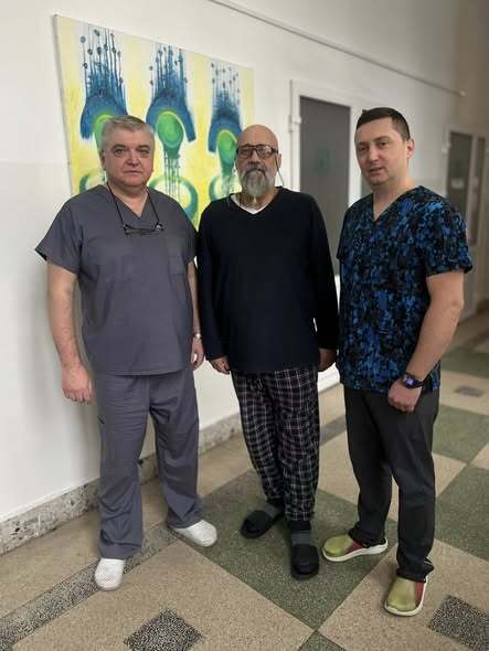 Во Львове спасли мужчину, который едва не умер из-за персиковой косточки. Фото