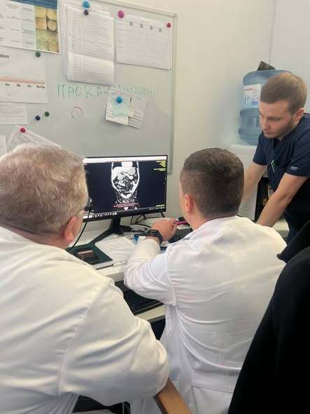 Во Львове спасли мужчину, который едва не умер из-за персиковой косточки. Фото