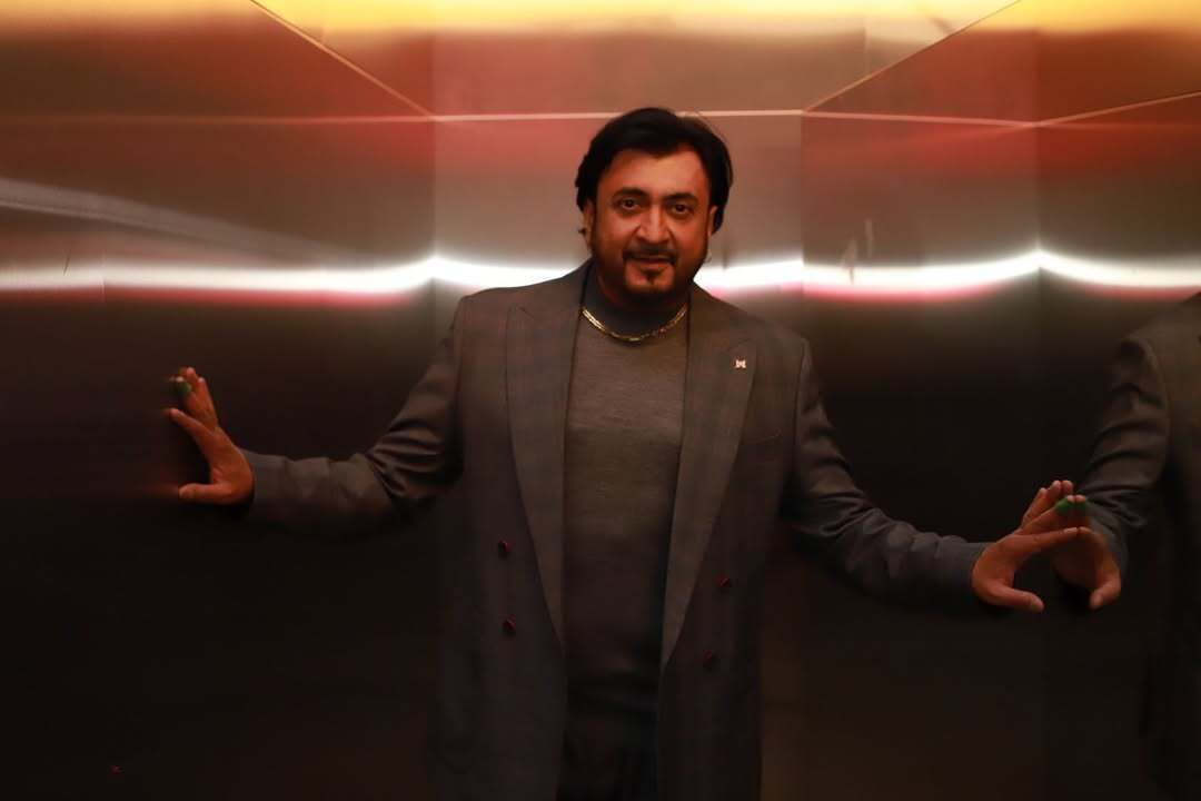 "Закройте рот, когда Петр Черный говорит". Заслуженного артиста заподозрили в схеме вывоза мужчин за границу: он сорвался на журналистов