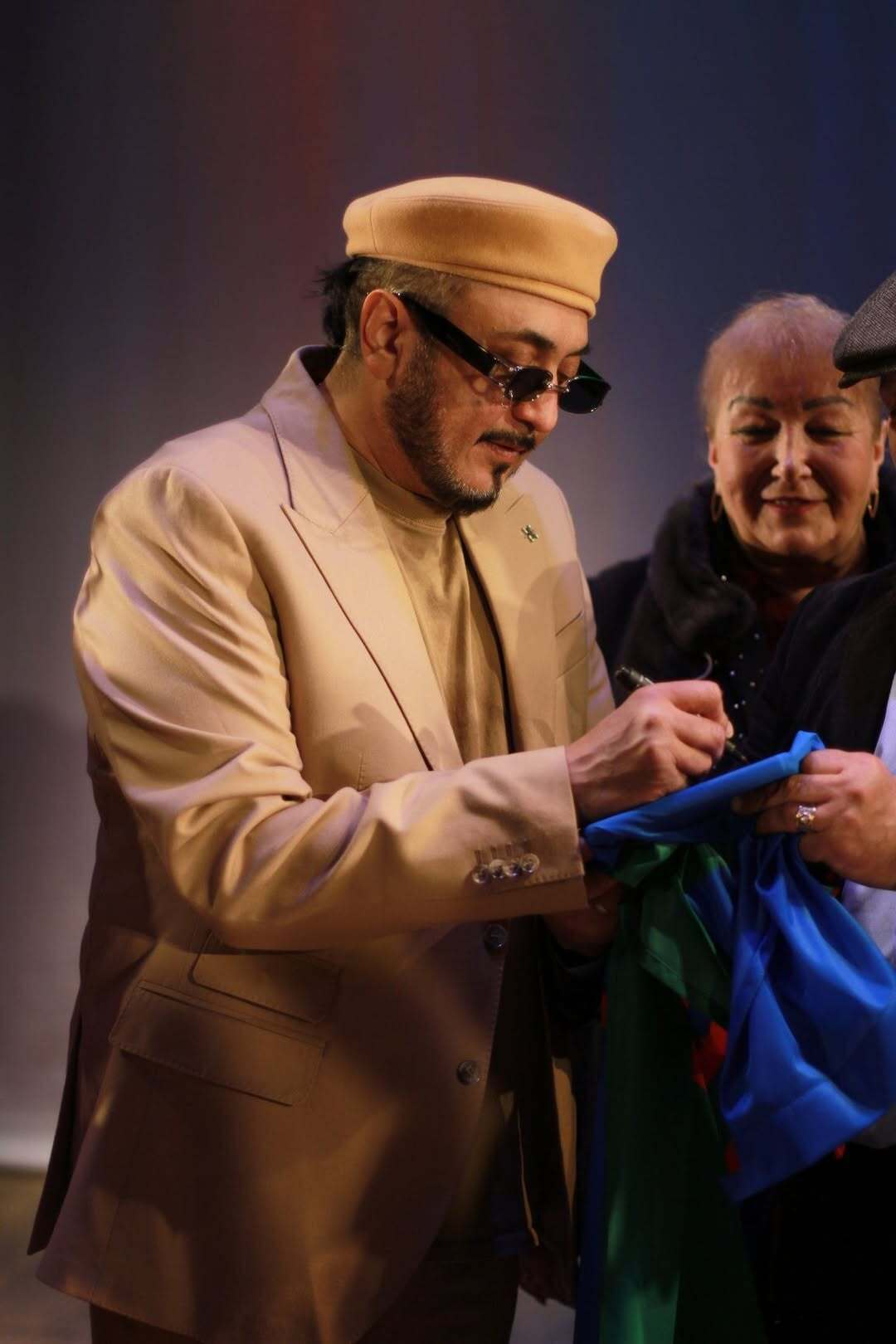 "Закройте рот, когда Петр Черный говорит". Заслуженного артиста заподозрили в схеме вывоза мужчин за границу: он сорвался на журналистов