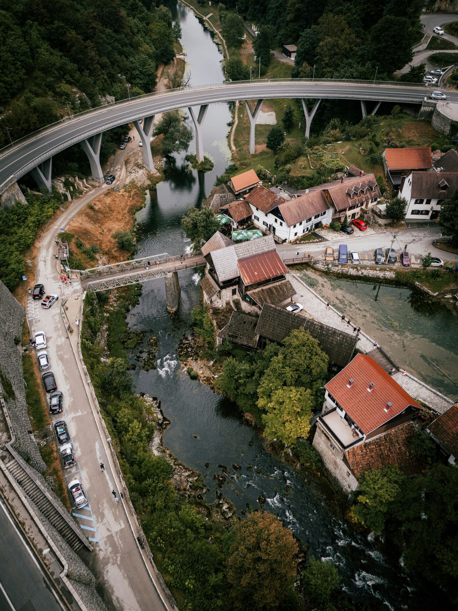 Райское место: туристам посоветовали село в Хорватии, где более 20 водопадов