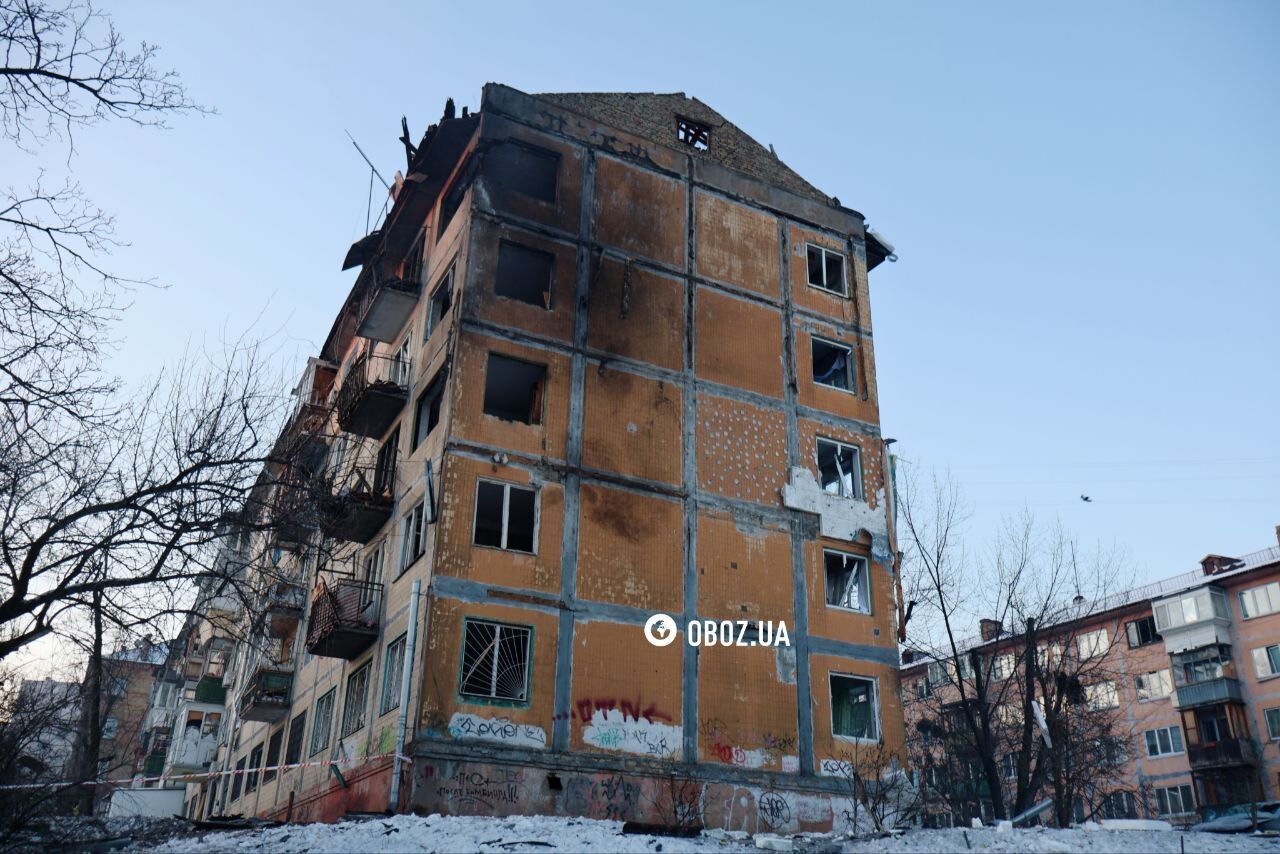 Дыра в крыше дома и выбитые окна: последствия атаки РФ в Днепровском районе Киева. Фото и видео